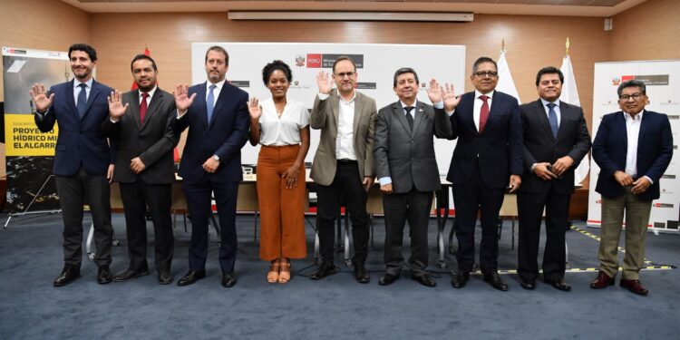 Perú suscribe contrato de concesión para el proyecto hídrico minero "El Algarrobo"