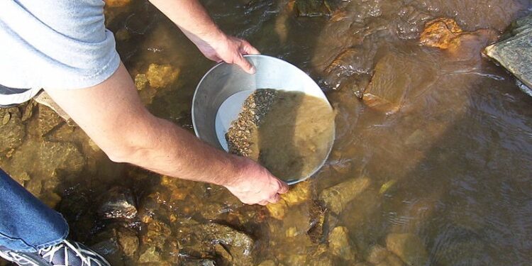 Grupo chino evalúa compra de concesiones mineras para extraer oro en la Región de Los Ríos
