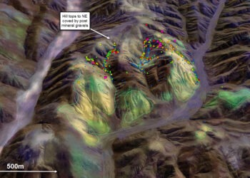 satélite PRISMA, ASTER641, imagen equivalente sobre topografía 3D, destaca en verde una fuerte alteración circular de arcilla, alrededor del núcleo del target de cobre Tierra Roja.