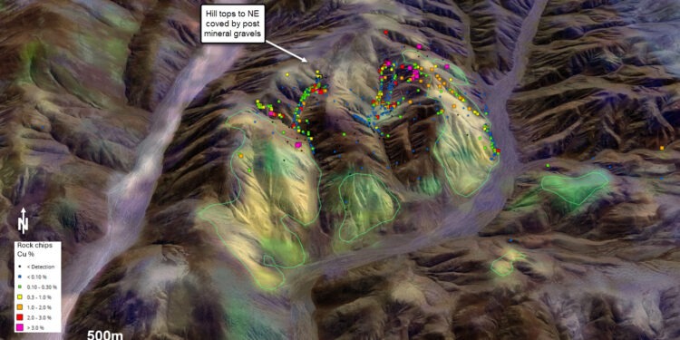 satélite PRISMA, ASTER641, imagen equivalente sobre topografía 3D, destaca en verde una fuerte alteración circular de arcilla, alrededor del núcleo del target de cobre Tierra Roja.
