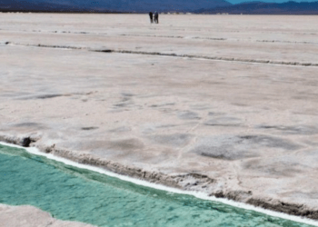 Trump ordena evaluar aranceles a importaciones de minerales críticos, incluido el litio