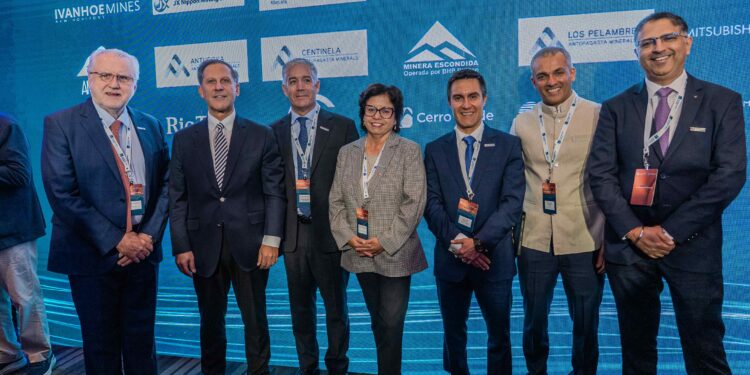 De izquierda a derecha: Máximo Pacheco, presidente del directorio de Codelco; Iván Arriagada, CEO de Antofagasta Minerals; Juan Ignacio Díaz, presidente de ICA; Aurora Williams, ministra de Minería; Patricio Hidalgo, presidente de Anglo American Chile; Rohitesh Dhawan, presidente del ICMM y Rohit Pathak, CEO de Hindalco. Créditos: Cedida