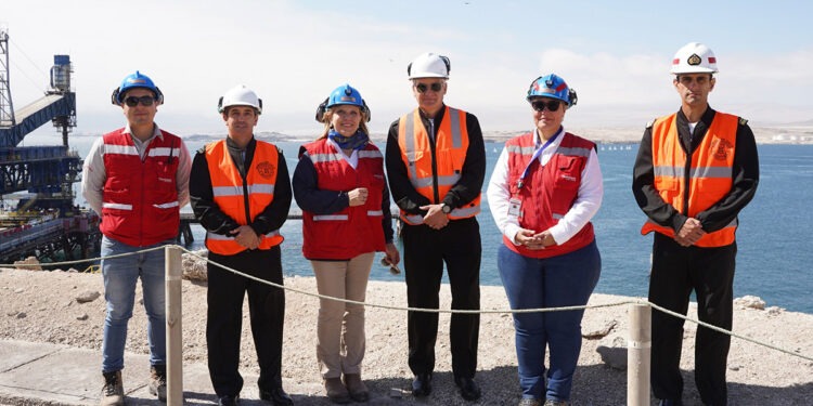 Minera Candelaria recibe visita de la Armada en planta y puerto