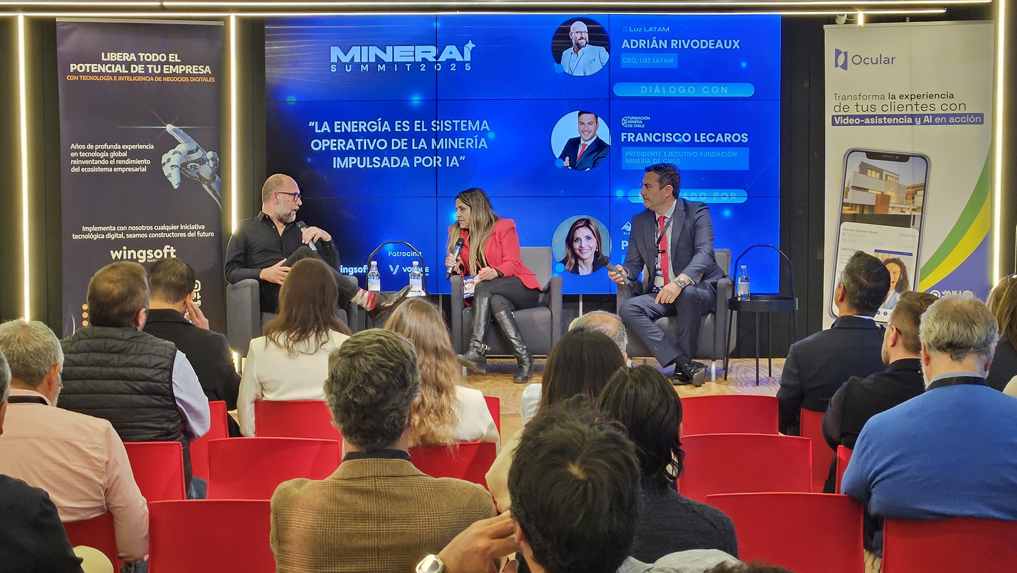 Adrián Rivodeaux (Luz LATAM), Pamela Gidi (Blacktooth) y Francisco Lecaros en el MinerAI Summit 2025. Créditos: InfoMINERÍA