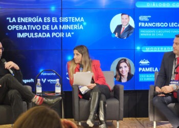 Adrián Rivodeaux, de Luz Latam; Pamela Gidi, de Blacktooth; y Fernando Lecaros, de la Fundación Minería de Chile. Créditos: InfoMINERÍA