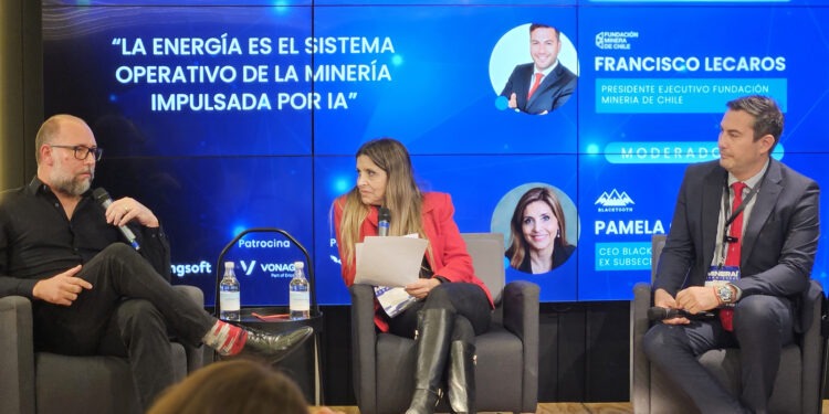 Adrián Rivodeaux, de Luz Latam; Pamela Gidi, de Blacktooth; y Fernando Lecaros, de la Fundación Minería de Chile. Créditos: InfoMINERÍA
