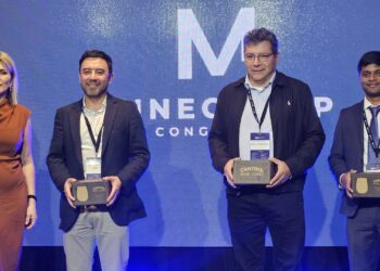 Fabiola Morales (MineGroup), Patricio Matalamal (Brass Chile), Luis Montecinos (Anglo American Los Bronces) y Govind Annapa (CAHPRO APS Materials). Créditos: InfoMINERÍA