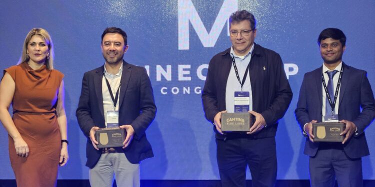 Fabiola Morales (MineGroup), Patricio Matalamal (Brass Chile), Luis Montecinos (Anglo American Los Bronces) y Govind Annapa (CAHPRO APS Materials). Créditos: InfoMINERÍA
