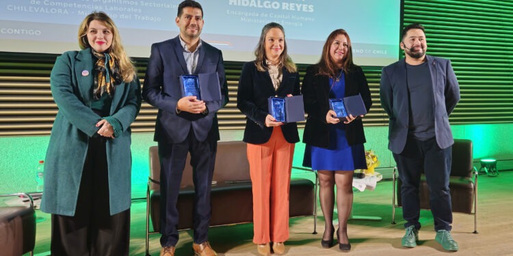 María Francisca Valenzuela, jefa de la Oficina de Género y Derechos Humanos del Ministerio de Energía; Sebastián Espinoza, representante del Mineduc; Carolina Salazar, de ChileValora; y Alejandra Hidalgo, del Ministerio de Energía. Créditos: InfoMINERÍA