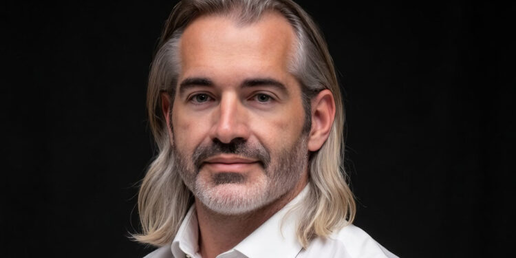Chris Dawson, CEO de Arcimoto y exgerente de Tesla. Créditos: Linkedin