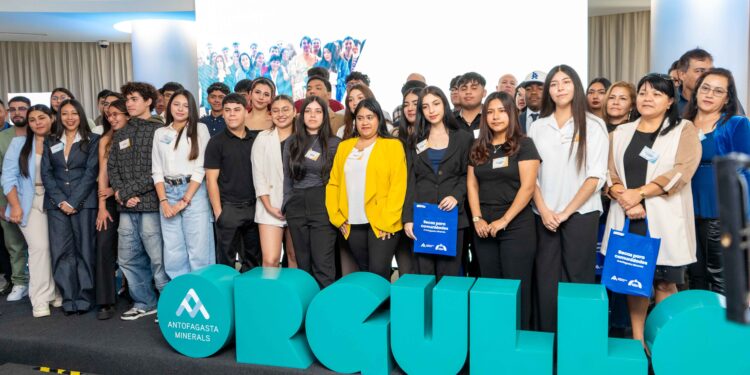 Antofagasta Minerals entrega 100 becas a jóvenes de la región