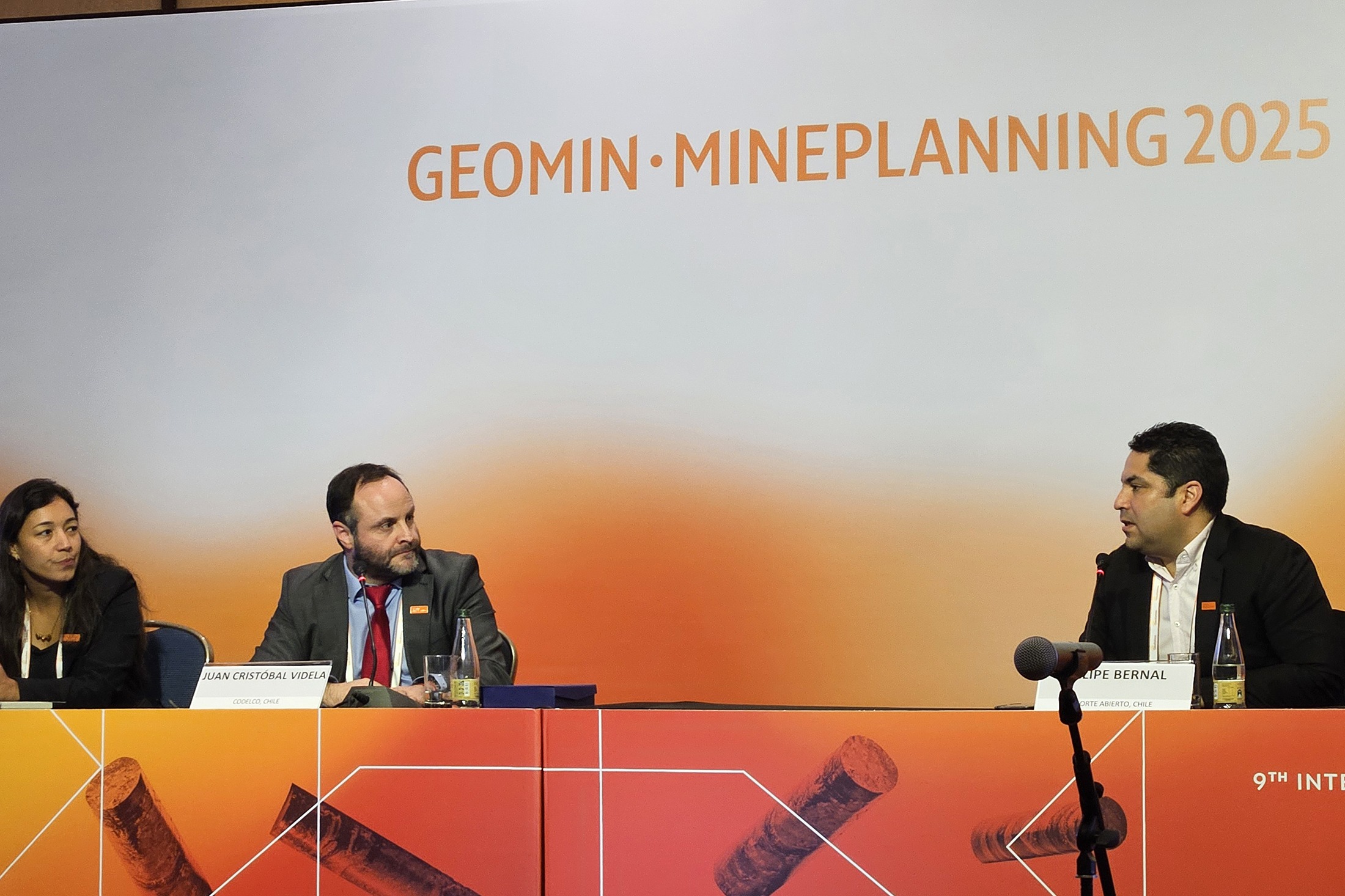 Cláudia Neves, Gerente de Recursos Minerales de Vale, Brasil; Juan Cristóbal Videla, Gerente Corporativo de Recursos Mineros de Codelco, Chile; y Felipe Bernal, representante de Norte Abierto, Chile. Créditos: InfoMINERÍA