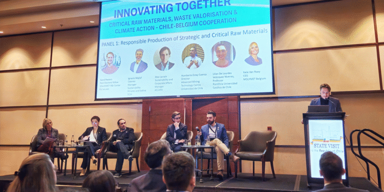 Nele Van Roey (Molymet Belgium), Lilian Velásquez (Pontificia Universidad Católica de Chile), Humberto Estay (AMTC, Universidad de Chile), Max Larraín (Aclara Resources), Ignacio Majluf (SQM) y Nand Peeters (KU Leuven). Créditos: InfoMINERÍA