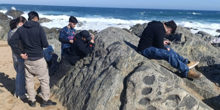 Estudiantes de Metalurgia analizan rocas en Isla Negra