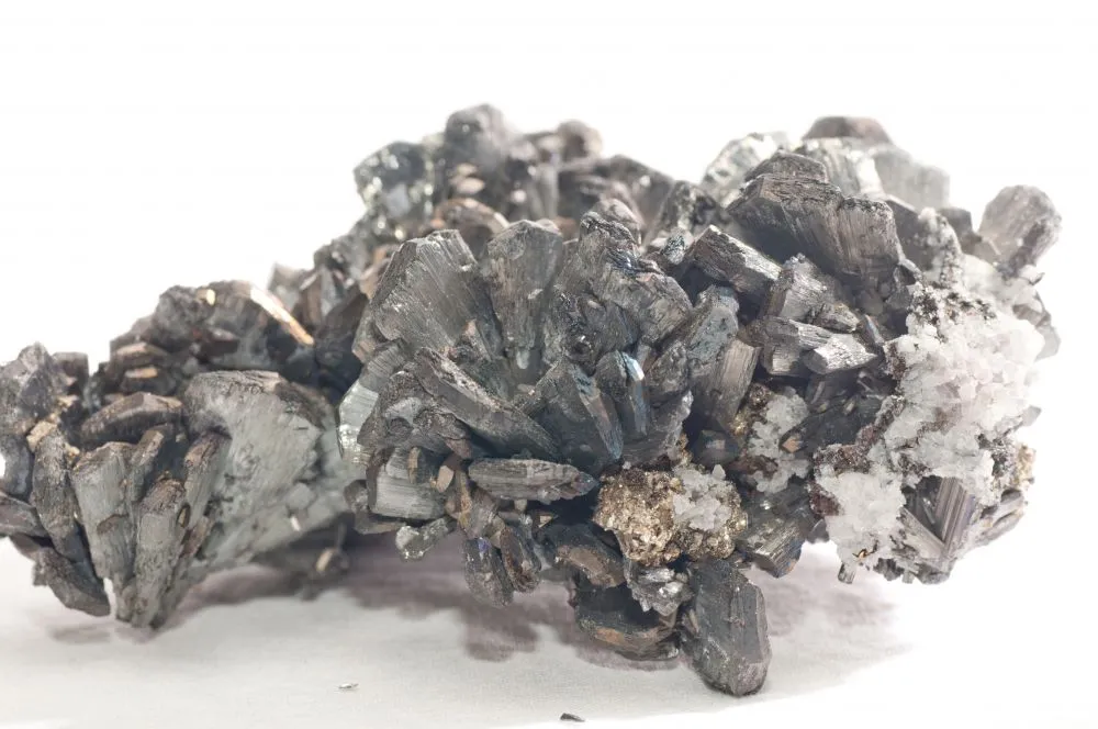 El antimonio, esencial en aleaciones, toma relevancia en la transición energética por su uso en baterías y componentes eléctricos. Créditos: Geologyscience.com