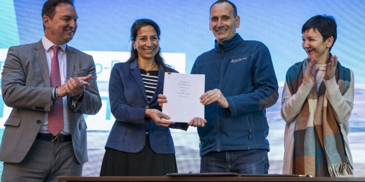 De izquierda a derecha: Elias Scafidas (Director General de Battery Materials Rio Tinto), Soledad Jeria (Country Head Chile Rio Tinto), Iván Mlynarz (Vicepresidente ejecutivo de ENAMI) y Javiera Estrada (Fiscal de ENAMI). Créditos: Cedida