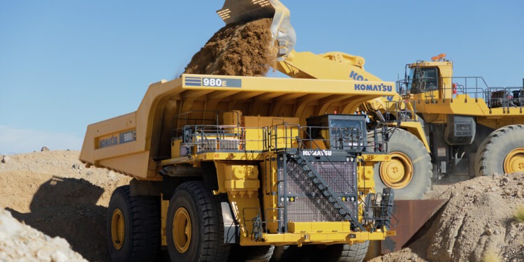 Barrick y Komatsu firman contrato por US$ 440 millones