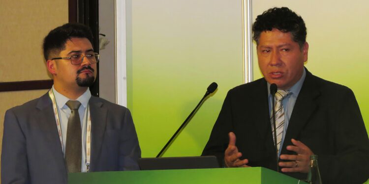 De izquierda a derecha: Felipe Pulgar y Harold Muñoz (Andritz). Foto: InfoMINERÍA