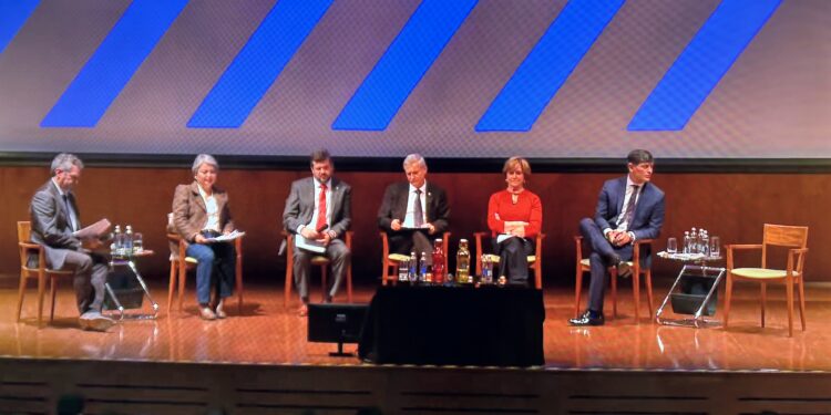 Candidatos presidenciales entregan sus propuestas para el futuro de la minería en Chile en debate organizado por Minería UC