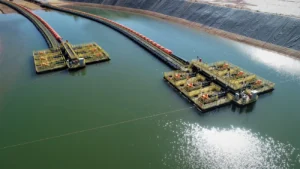 El sistema de recuperación de agua Multiflo mega barge desplegado en Brasil, compuesto por dos agrupaciones de barcazas, cada una integrada por seis módulos de pontones flotantes.