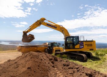 Komatsu lanza excavadoras PC220LC-12 y PC220LCi-12