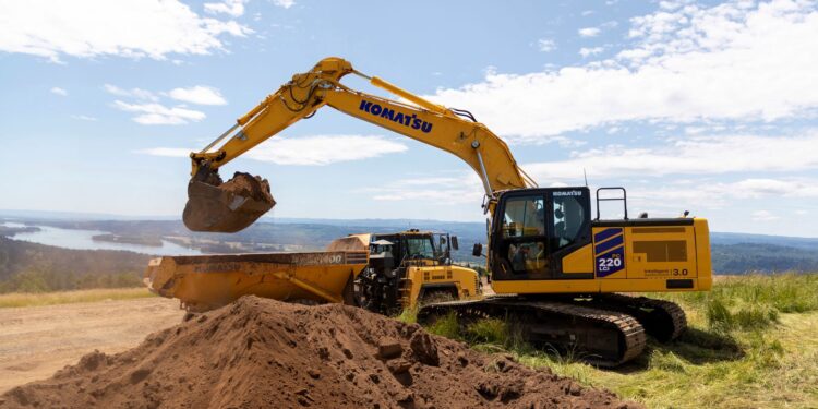 Komatsu lanza excavadoras PC220LC-12 y PC220LCi-12