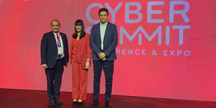 Senador Kenneth Pugh, Flavia Méndez (Cyber Summit) y Daniel Álvarez (ANCI). Foto: InfoMINERÍA.