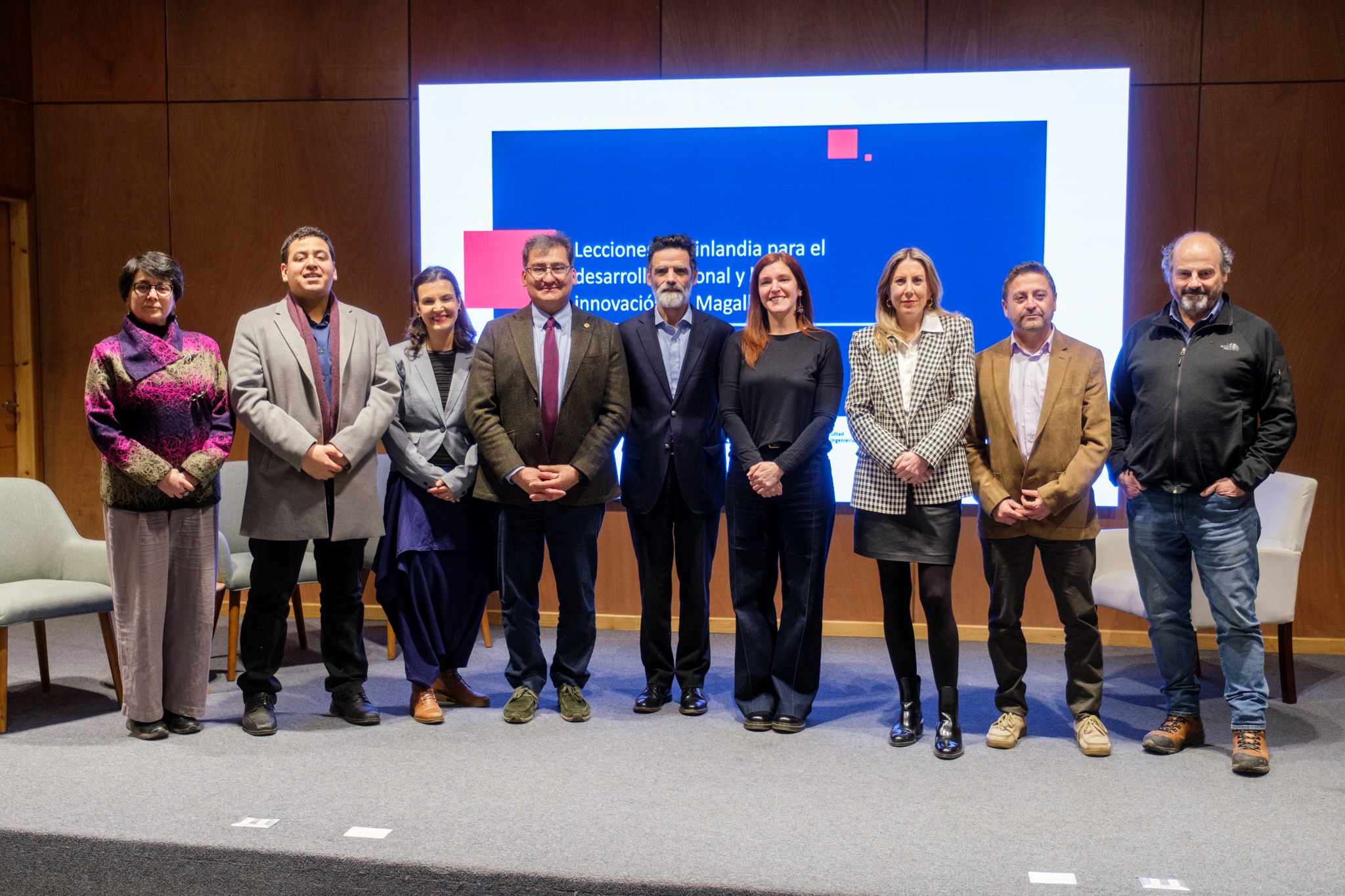 Participantes del panel "Lecciones de Finlandia para el desarrollo regional y la innovación en Magallanes". Créditos: cedida