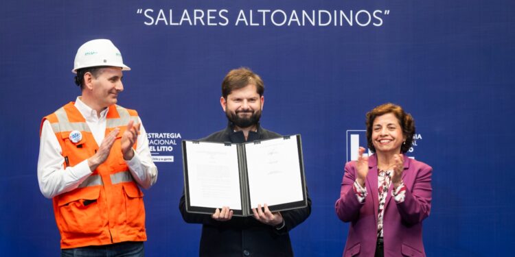Enami y Gobierno firman primer CEOL de la Estrategia Nacional del Litio