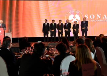 Exministros llaman a un acuerdo nacional minero
