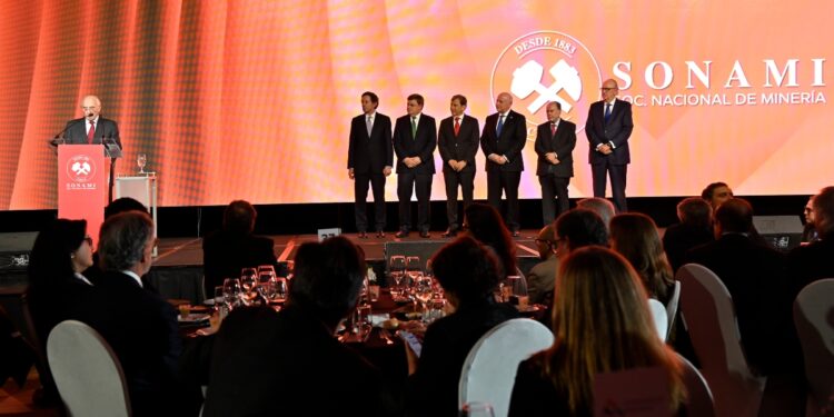 Exministros llaman a un acuerdo nacional minero
