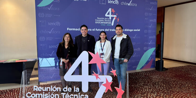 Ximena Rivillo, directora ejecutiva de Chile Valora; Rodrigo González, CEO de Minverso; Silvia Hernández, pasante del programa de certificación en IA de Chile Valora; y Nicolás Beghelli, socio y director de Nuevos Negocios en Minverso. Foto: InfoMINERÍA.