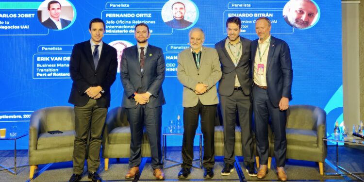 De izquierda a derecha: Juan Carlos Jobet (Escuela de Negocios UAI), Fernando Ortiz (Ministerio de Energía), Eduardo Bitrán (Codelco y UAI), Hans Kulenkampff (CEO de HINICIO), Erik Van Der Heijden (Energy Transition Port of Rotterdam). Foto: InfoMINERÍA