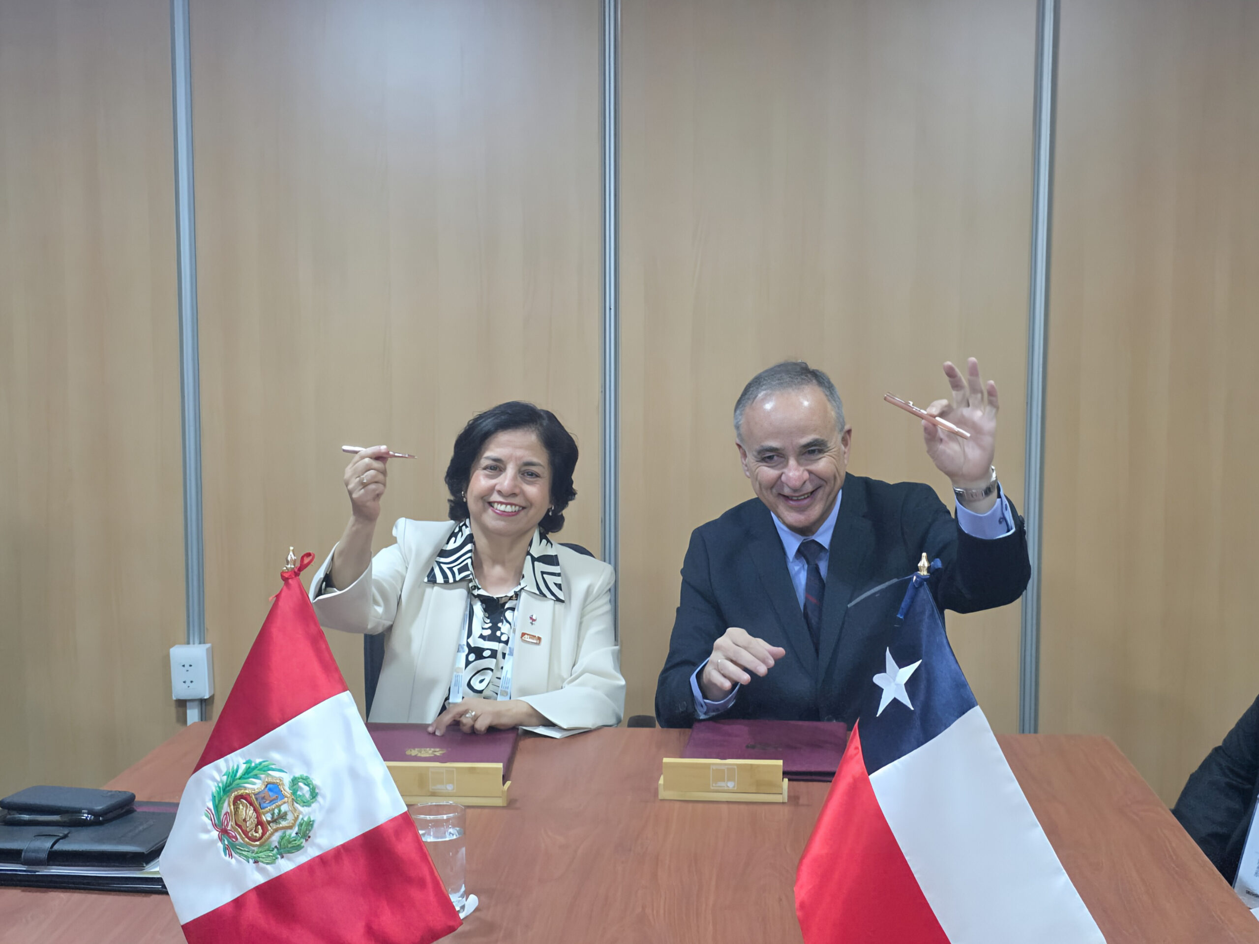 Ministros de Minería de Chile y Perú, Aurora Williams y Jorge Montero, firman el Memorándum de Entendimiento entre ambos países en Perumin 2025. Foto: Ministerio de Minería de Chile
