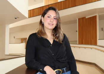 Javiera Toledo, Ph.D. en Biotecnología y Microbiología y académica de la Facultad de Ingeniería y Ciencias de la UAI. Foto: cedida