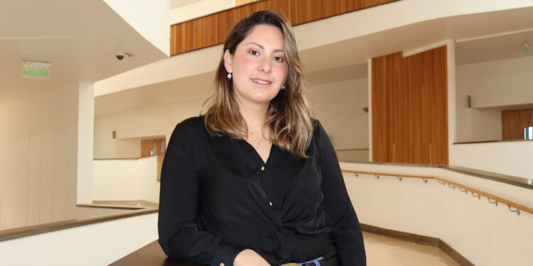 Javiera Toledo, Ph.D. en Biotecnología y Microbiología y académica de la Facultad de Ingeniería y Ciencias de la UAI. Foto: cedida