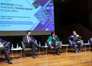 Jorge Cantallopts (CESCO), Juan Carlos Jobet (UAI), Marcela Angulo (UdeC), Alberto Mayol (analista político y sociólogo) y Daniela Desormeaux (CESCO). Foto: cedida