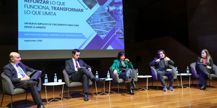 Jorge Cantallopts (CESCO), Juan Carlos Jobet (UAI), Marcela Angulo (UdeC), Alberto Mayol (analista político y sociólogo) y Daniela Desormeaux (CESCO). Foto: cedida