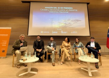 Panel de expertos durante el seminario 'Apagón del 25 de febrero: Causas y lecciones para un Sistema Eléctrico Nacional'. Créditos: cedida