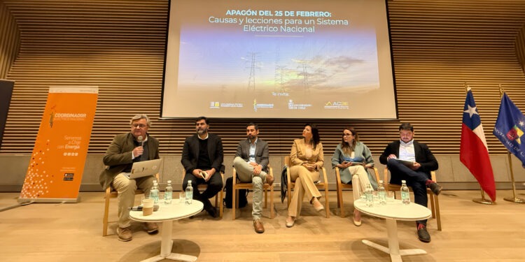 Panel de expertos durante el seminario 'Apagón del 25 de febrero: Causas y lecciones para un Sistema Eléctrico Nacional'. Créditos: cedida