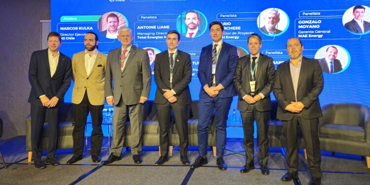 Marcos Kulka (H2 Chile), Antoine Liane (Total Energies H2), Mario Marchese (HNH Energy), Gonzalo Moyano (MAE Energy), Joan Leal (EDF Power Solutions Chile), Víctor Turpaud (HIF Global) y Luis Sarrás (Green Hydrogen). Foto: InfoMINERÍA