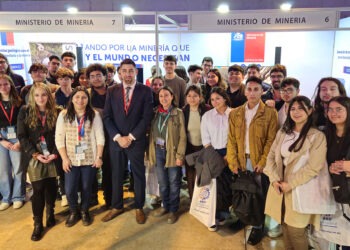Estudiantes de Ingeniería en Minas de la USACH junto a expositores de Sernageomin y el seremi de Minería de la Región Metropolitana, Carlos Hunt, en FEXMIN 2025. Foto: InfoMINERÍA.