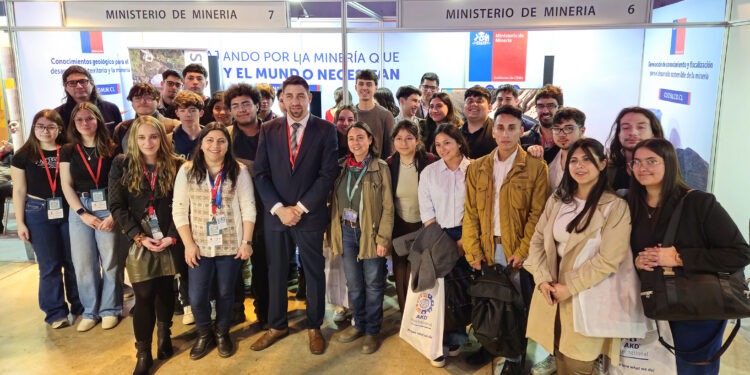 Estudiantes de Ingeniería en Minas de la USACH junto a expositores de Sernageomin y el seremi de Minería de la Región Metropolitana, Carlos Hunt, en FEXMIN 2025. Foto: InfoMINERÍA.