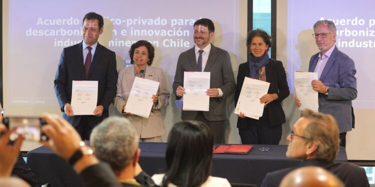 Gobierno y sector privado firman histórico acuerdo para la descarbonización de la minería chilena