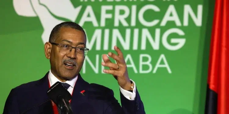 El ministro angoleño de Recursos Minerales, Petróleo y Gas, Diamantino Azevedo, durante su intervención en la conferencia "Invertir en la Minería Africana". Créditos: REUTERS/Shelley Christians