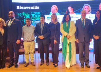 De izquierda a derecha: Patricia Arringo (moderadora), Sebastián Quiñones (CIL LITHIUM), Héctor Cruz (Comunidad Camar), Felipe Wilenmann (Cámara Chileno Suiza de Comercio, Ann Bruggeman (BELGOLUX), Pamela Goicovicg (CIL LITHIUM), Christian de Lannoy (Embajada Bélgica), Roxana Torres (Consejo de Pueblos Atacameños). Foto: InfoMINERÍA