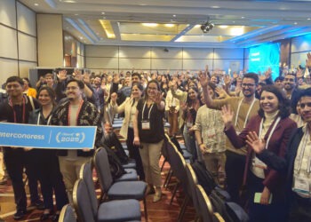 Un momento de camaradería y energía marcó la inauguración del Water Congress 2025. Más de 400 profesionales participaron el primer día, compartiendo su compromiso con la innovación en la gestión del agua. Foto: InfoMINERÍA