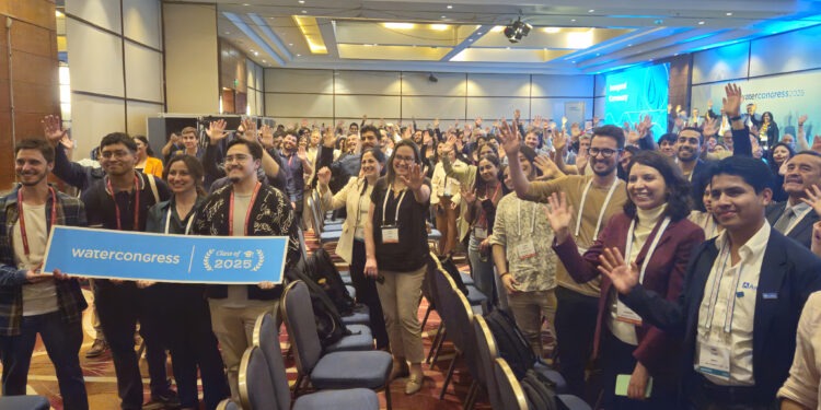 Un momento de camaradería y energía marcó la inauguración del Water Congress 2025. Más de 400 profesionales participaron el primer día, compartiendo su compromiso con la innovación en la gestión del agua. Foto: InfoMINERÍA