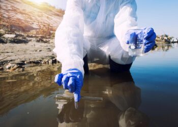 Científicos chilenos desarrollan un sistema nanométrico capaz de eliminar contaminantes invisibles del agua a partir de energía solar