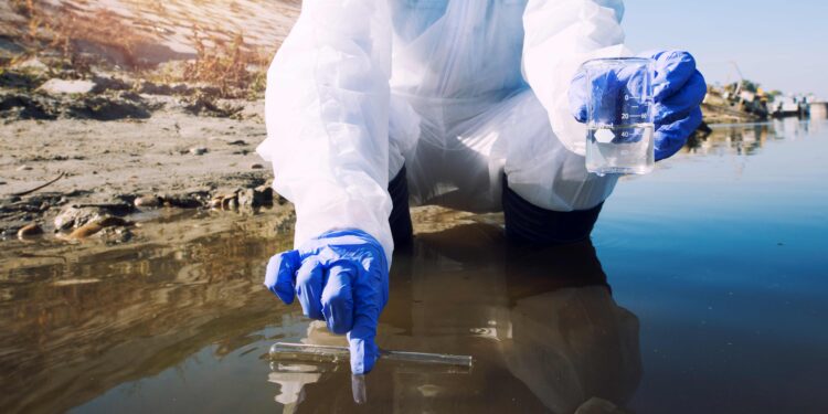 Científicos chilenos desarrollan un sistema nanométrico capaz de eliminar contaminantes invisibles del agua a partir de energía solar